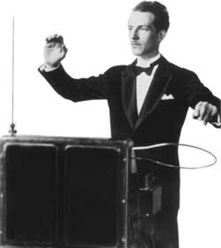 [IMMAGINE] Leon Theremin suona lo strumento che ha inventato e che porta il suo nome.