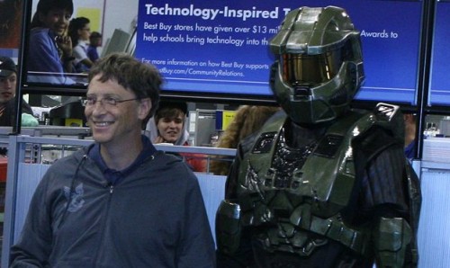 Bill Gates posa con Master Chief al lancio di Halo 3
