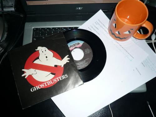 Buon Halloween da Tecnica Arcana - Foto: portatile, 45 giri di ghostbusters, script dell'introduzione